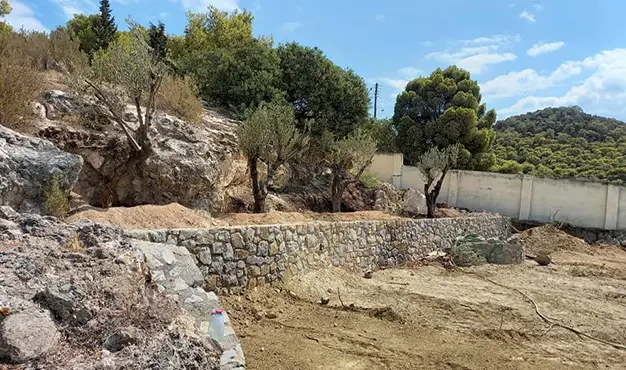 Οικόπεδο στην Αίγινα μετά από καθαρισμό, με θέα στη θάλασσα
