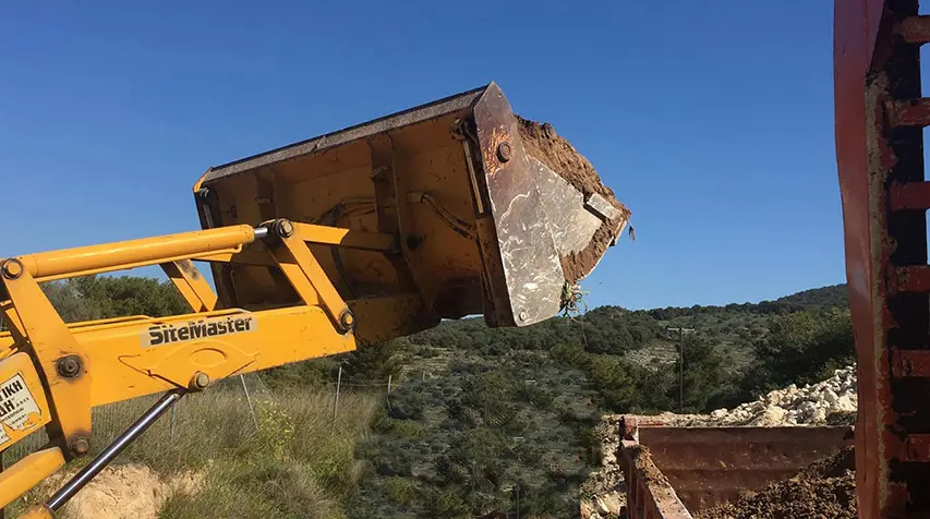 Μηχάνημα χωματουργικών εργασιών εν ώρα εργασίας στην Αίγινα